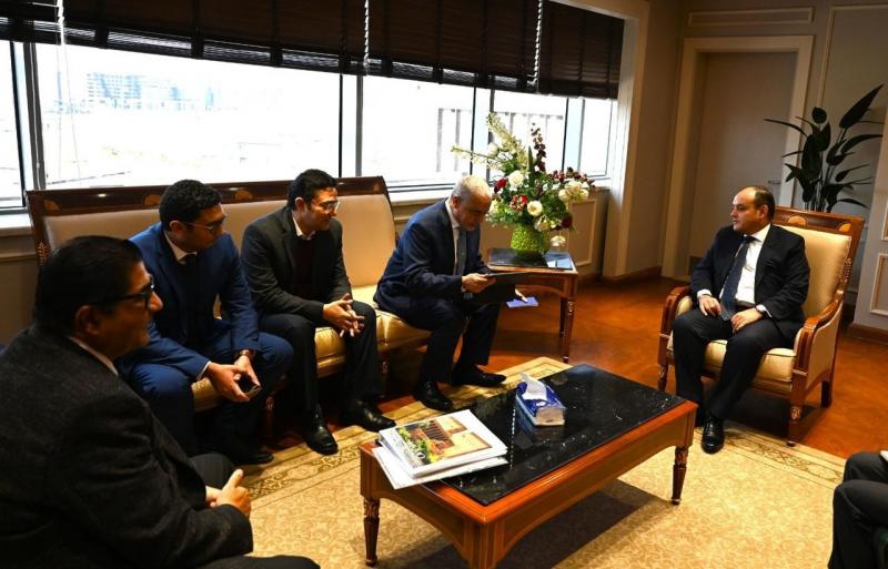 وزير الصناعة يبحث مع وفد مجموعة العربي خططها المستقبلية للتوسع في السوق