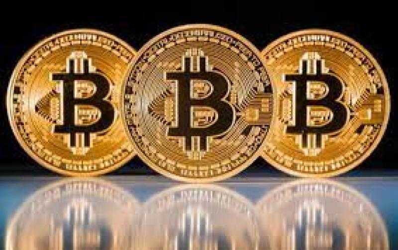”بيتكوين” تهبط 4.2% إلى 82.4 ألف دولار