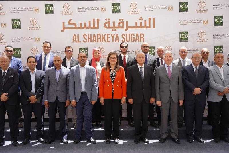ينتج 11% من السلعة.. وزيرا التخطيط والتموين يتفقدان مصنع الشرقية للسكر