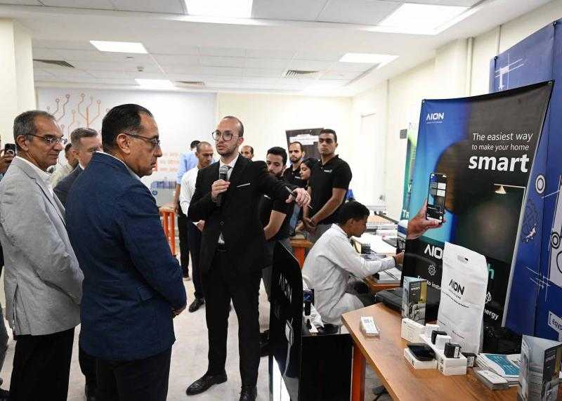 رئيس الوزراء يتفقد مجمع ”إبداع الإلكترونيات” ويستمع لرواد الأعمال وممثلي الشركات الناشئة| صور