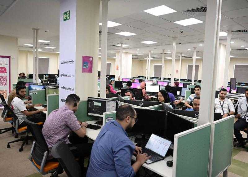 تدعم 14 لغة.. رئيس الوزراء يتفقد شركة ساذرلاند العالمية المتخصصة بمجال التعهيد