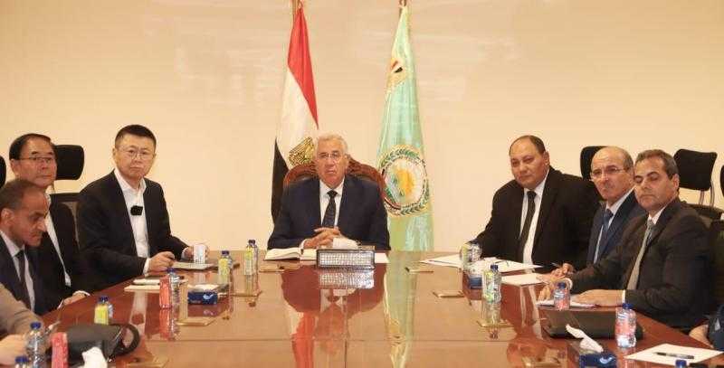 وزير الزراعة يبحث مع وفد شركات صينية التعاون في مجال الإنتاج الداجني والأعلاف والأمصال