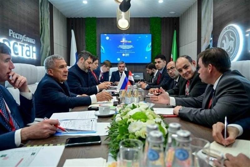 وزير الصناعة يلتقى رئيس جمهورية تتارستان