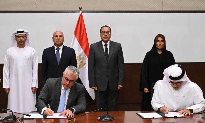 توقيع عقدي تمويل وبناء محطتي سفن سياحية و”رورو” بميناء السخنة| صور