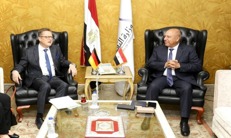 وزير النقل يبحث مع السفير الألمانى بالقاهرة إدارة وتشغيل شبكة القطار الكهربائى السريع