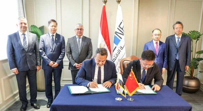 توقيع اتفاقية لإنشاء مصنع كيماويات صيني داخل المنطقة الصناعية بالسخنة| صور