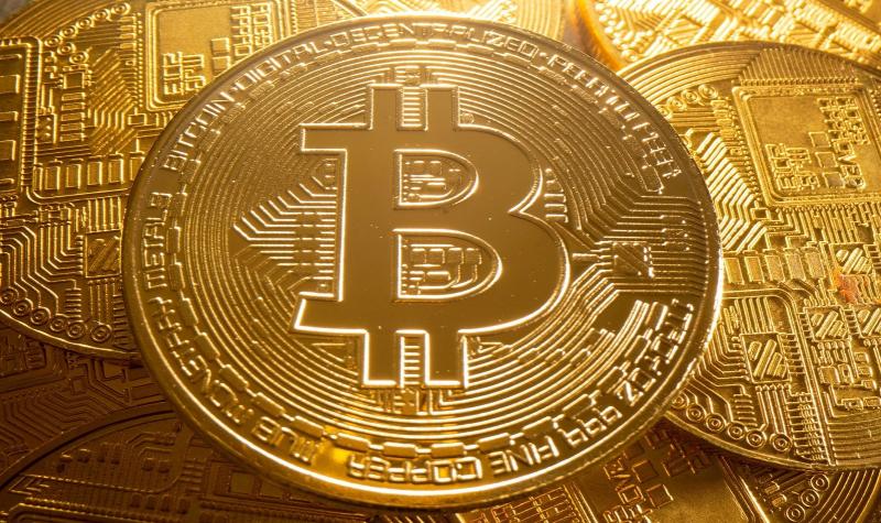 ”بيتكوين” تحافظ على قيمتها أعلى من 61 ألف دولار
