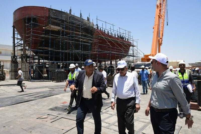”ربيع” يتابع أعمال بناء قاطرات جديدة لقناة السويس بترسانة البحر الأحمر| صور