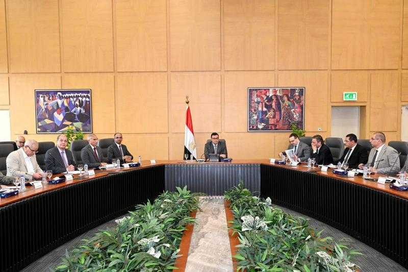 وزير الإسكان يصدر عدة توجيهات لقيادات هيئة المجتمعات العمرانية الجديدة| صور