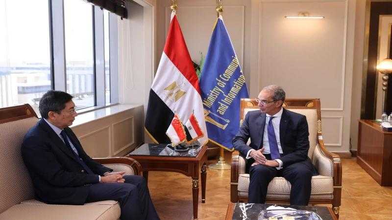 وزير الاتصالات يبحث مع سفير سنغافورة تعزيز التعاون فى مجالات التعهيد