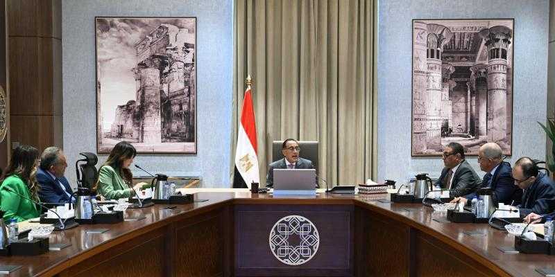 ”مدبولي” يبحث مع رئيسي الغرف التجارية واتحاد الصناعات خفض الأسعار