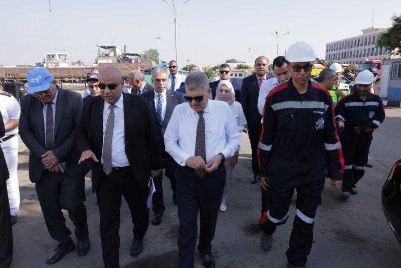 ”ربيع” يتفقد ترسانة السويس البحرية.. ويؤكد: نهدف لتطوين صناعة السفن
