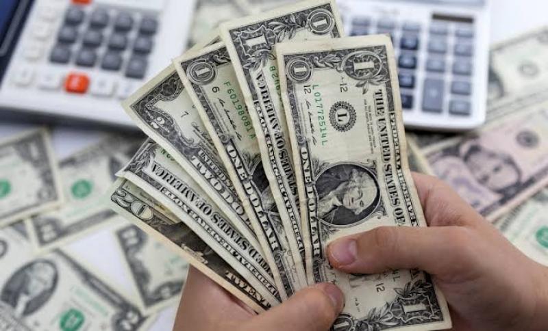الأخضر يواصل التراجع بالمنتصف.. سعر الدولار اليوم الأحد في البنوك