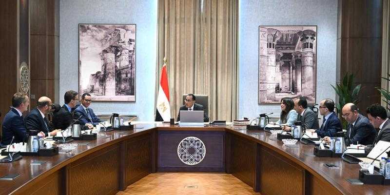 رئيس الوزراء يناقش الترويج للاستثمار الأجنبي المباشر مع مجموعة بريطانية