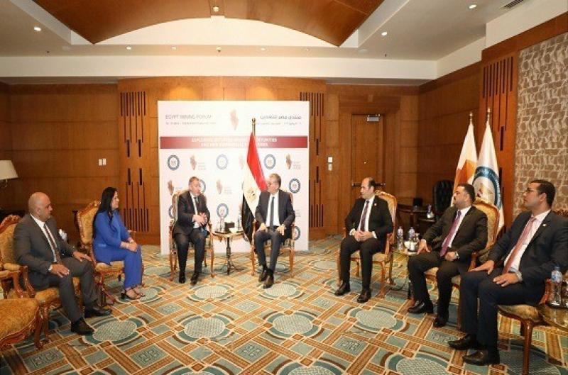 كامل الوزير يلتقى وزير الصناعة الفرنسى لبحث توطين صناعات السيارات