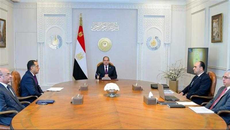 الرئيس السيسي يجتمع مع مدبولي ورئيسي اقتصادية قناة السويس والرقابة الإدارية