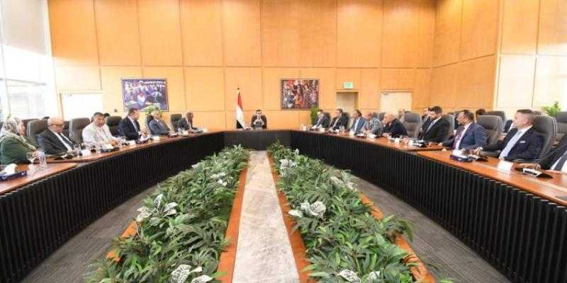 وزير الإسكان يلتقى مجلس إدارة غرفة صناعة التطوير العقارى لبحث تعزيز التعاون