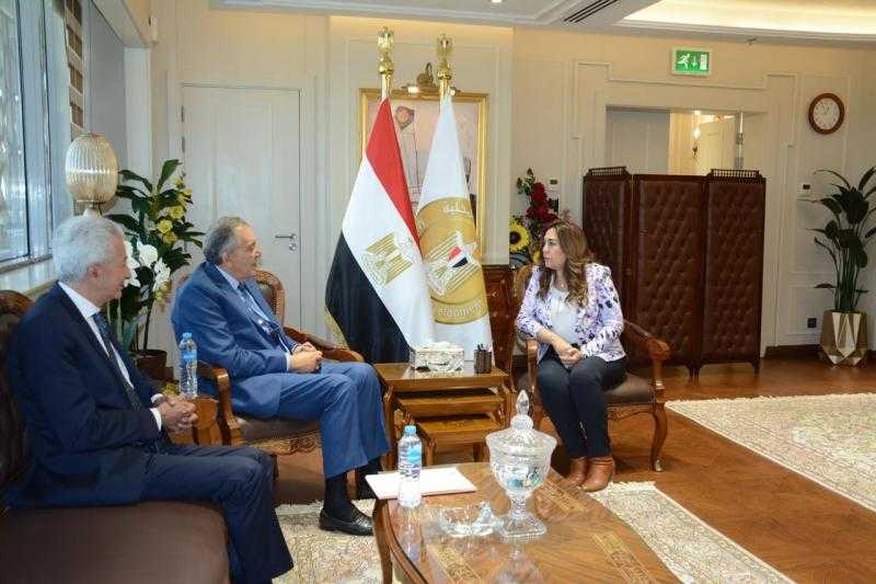 وزيرة التنمية المحلية تبحث مع ”الغرف التجارية” ضبط أسعار السلع الأساسية