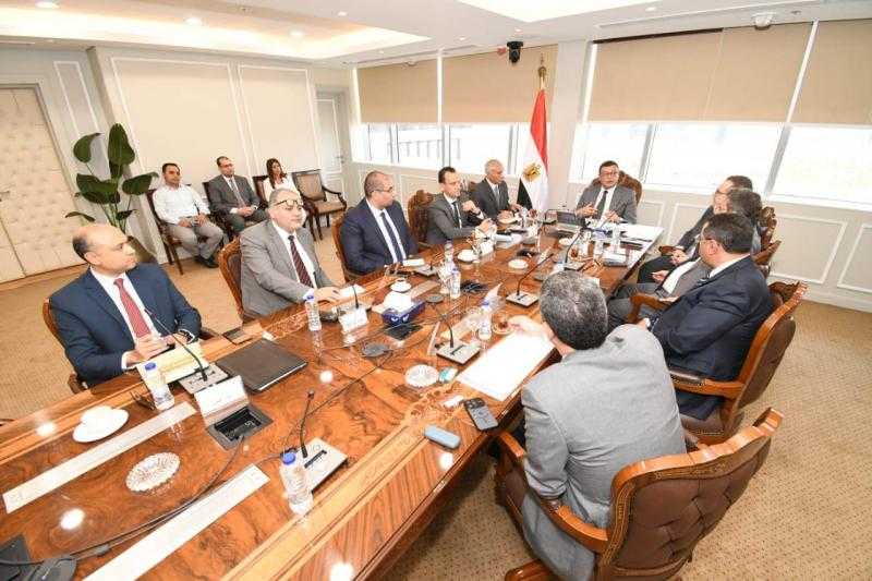 وزير الإسكان يبحث مقترحات تسويق المشروعات بالمدن الجديدة