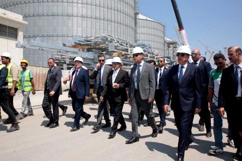 بتكلفة مليار جنيه.. وزير التموين يتفقد مشروع صومعة قمح بميناء غرب بورسعيد| فيديو