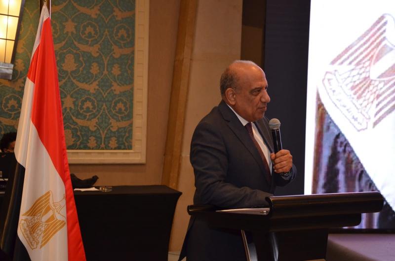 تكريم وزير الكهرباء باحتفال النقابات العمالية.. «صور»