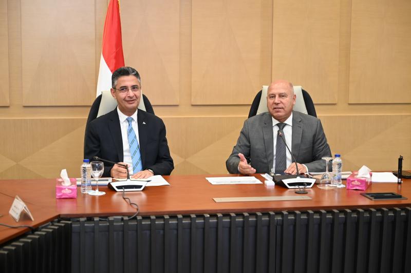 مباحثات مكثفة لضبط الأسواق بين كامل الوزير ووزير التموين والغرف التجارية