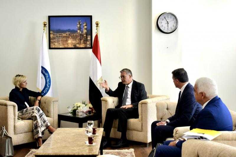 مصر تتفق مع ”إيني” على تكثيف أعمال البحث وتنمية حقولها وزيادة الحفارات
