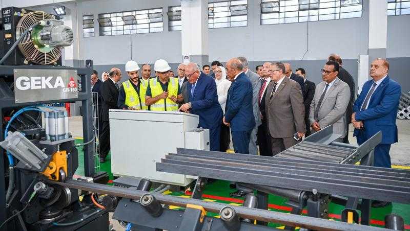 مصر تفتح مركزًا لتصنيع أبراج اتصالات التليفون المحمول| صور