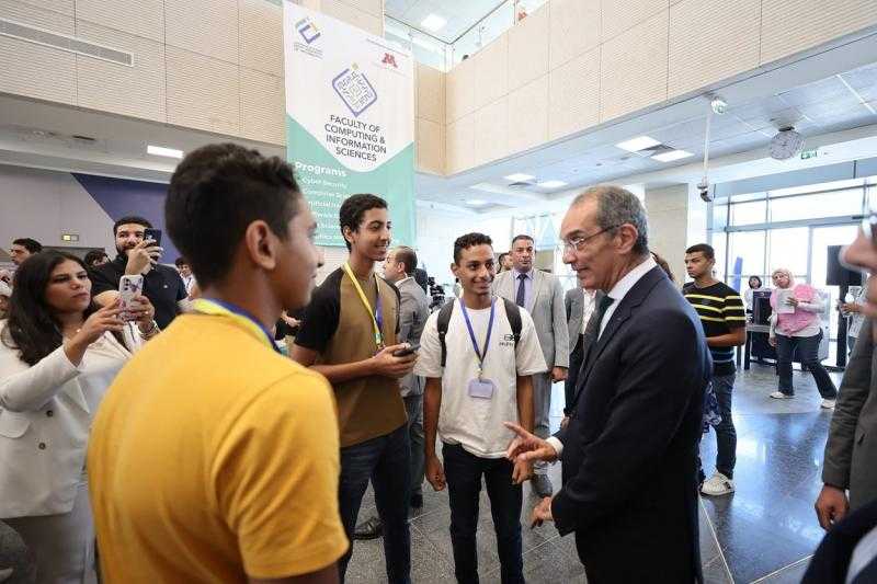 وزير الاتصالات: جامعة مصر للمعلوماتية تؤهل الطلاب للمنافسة باقتدار فى سوق العمل العالمى