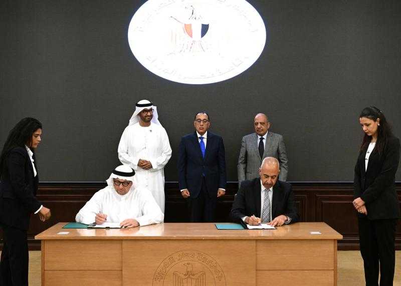 مصر توقع اتفاقيتين لإنتاج الكهرباء من طاقة الرياح مع شركتين إماراتيتين| صور