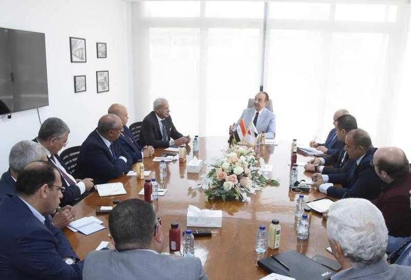 وزير قطاع الأعمال العام يبحث مع اتحاد الصناعات التعاون في مجال السيارات