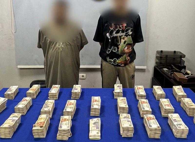 ضبط مالك شركة شحن لاتجاره في النقد الأجنبي خارج نطاق السوق المصرفي