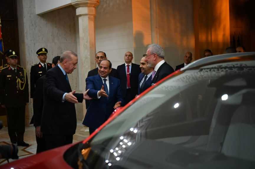 ”أردوغان” يهدي الرئيس السيسي سيارة كهربائية بمناسبة زيارته إلى مصر