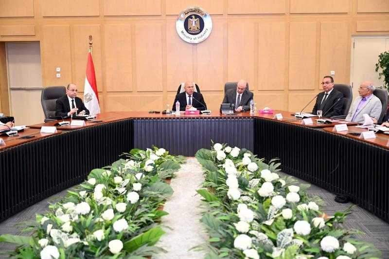 وزير الصناعة ومحافظ بني سويف يبحثان مشاكل منطقتي بياض العرب وأبو راضي الصناعيتين