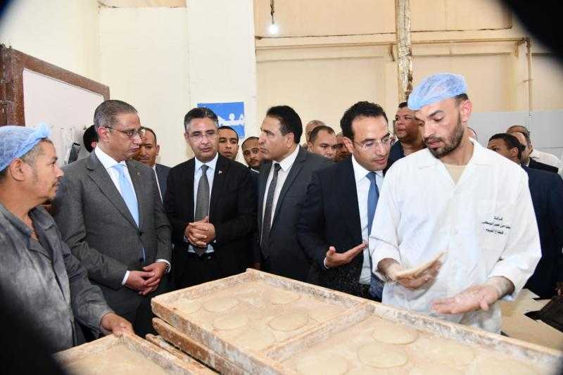 وزير التموين يتفقد فرع مطاحن مصر الوسطى والصومعة المعدنية والمخبز الآلي بالفيوم| صور