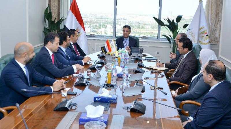 وزير التموين يبحث مع ”بنك أبو ظبي” تمويل المشروعات واستيراد السلع| صور