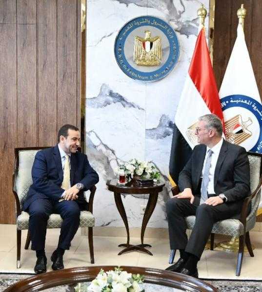 ”بدوي” يتابع تطبيق مشروع رقمنة حقول وآبار البترول والغاز| صور