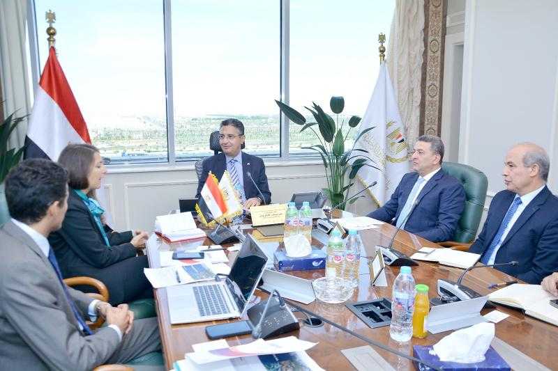 مصر وفرنسا يبحثان التعاون في مجالات الأمن الغذائي والتجارة الداخلية والصوامع| صور