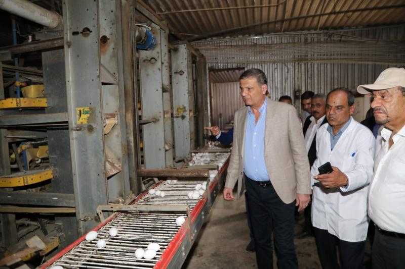 وزير الزراعة يتفقد محطة إنتاج بيض ومصنع أعلاف بـ”الدقهلية”| صور