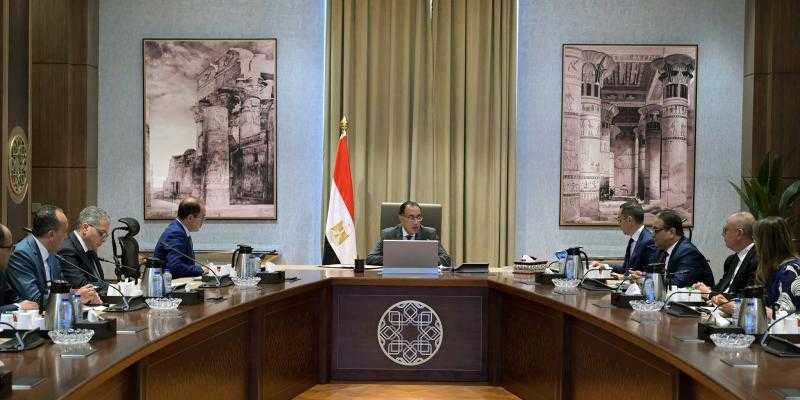 رئيس الوزراء يبحث المعايير والضوابط النوعية لتنظيم سوق السيارات