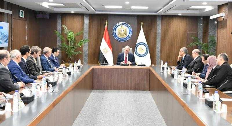 باستثمارات 900 مليون دولار.. وزير البترول يتابع تنفيذ مشروع إنتاج الأمونيا الخضراء من الهيدروجين