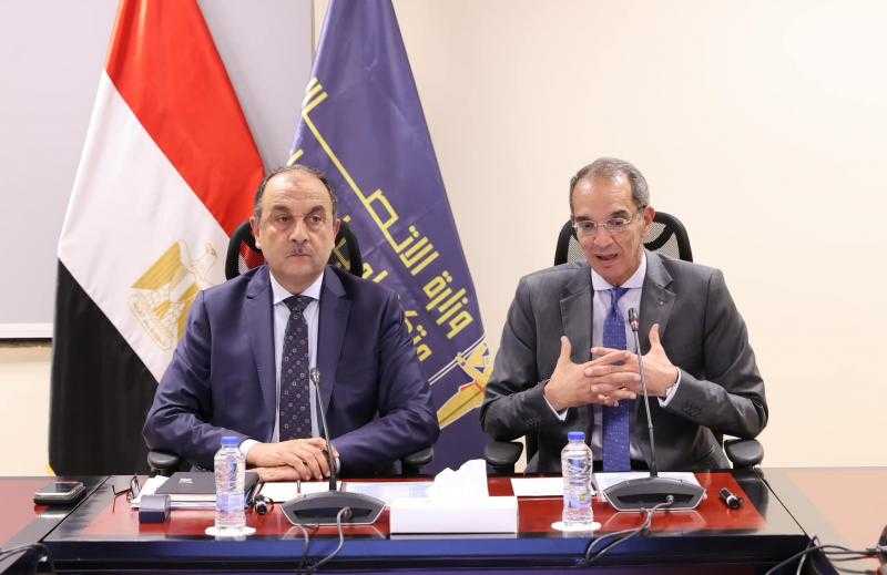 ”طلعت” و”شيمي” يبحثان تطوير أساليب الإدارة وتعزيز الحوكمة بالشركات التابعة لـ”قطاع الأعمال”