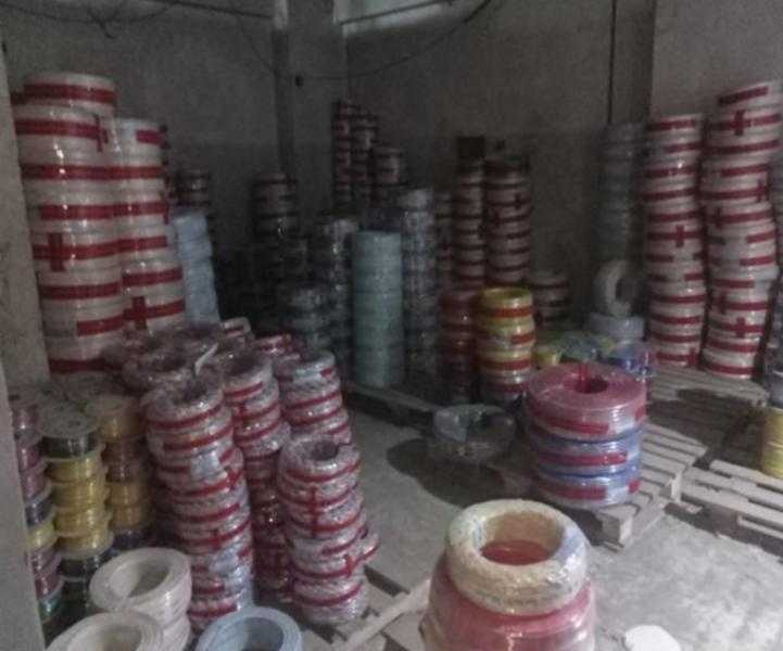 علامات تجارية مقلدة.. ضبط مصنع لتدوير الأسلاك وإعادة طرحها بالأسواق