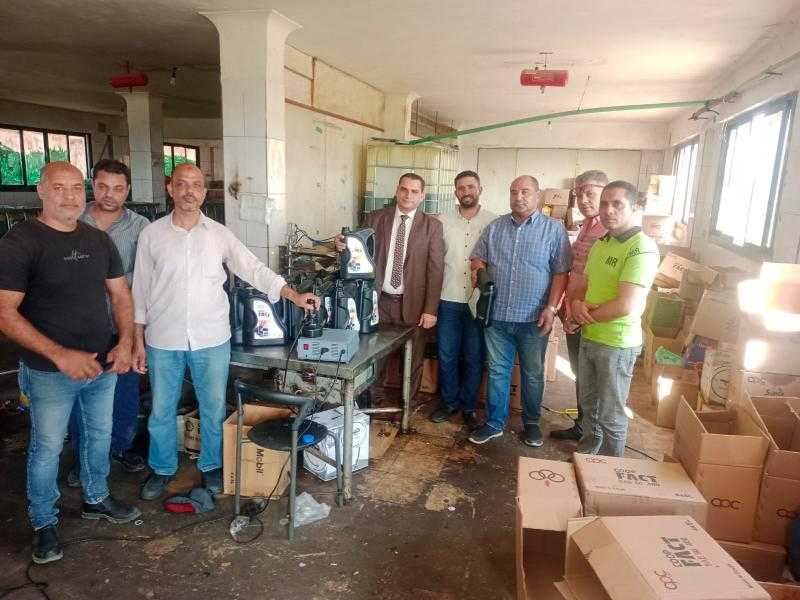 ”التموين” تضبط 36 طن زيت سيارات مقلدة داخل مصنع في الجيزة| صور