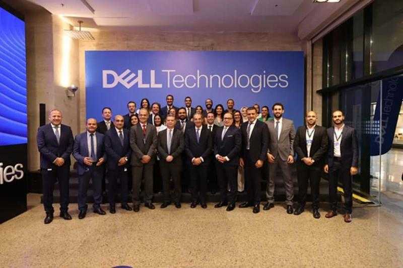 وزير الاتصالات يزور مركز تميز عالمى للدفع بمسيرة التحول الرقمى