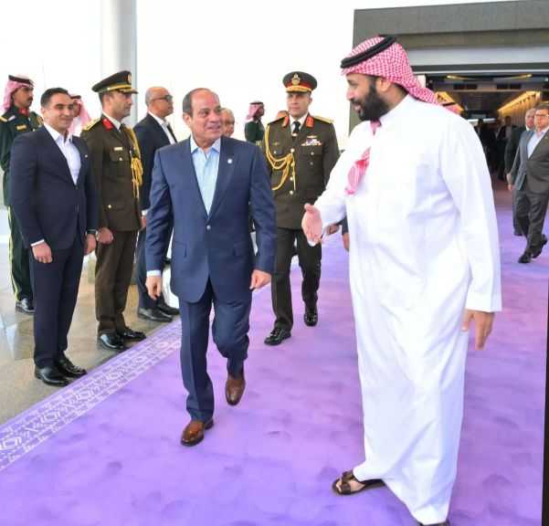 ولي العهد السعودي يستقبل الرئيس السيسي لدى وصوله إلى جدة