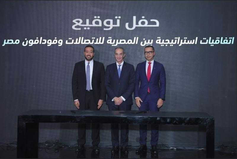 ”الاتصالات”: توقيع اتفاقية بـ30 مليار جنيه بين ”المصرية للاتصالات” و”ڤودافون مصر”