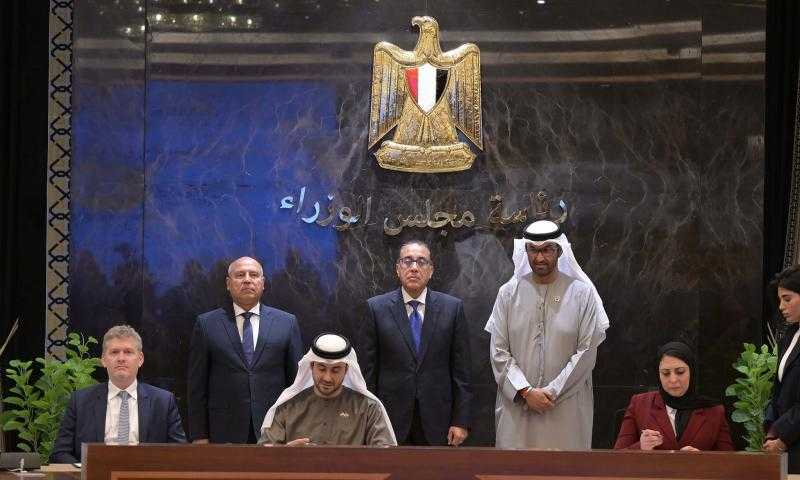 مصر توقع مذكرة تفاهم مع شركتين إماراتية وصينية لإنشاء مصنع لبطاريات تخزين الطاقة