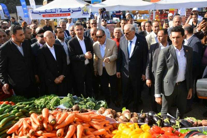 وزير التموين يفتتح سوق اليوم الواحد في حلوان| فيديو