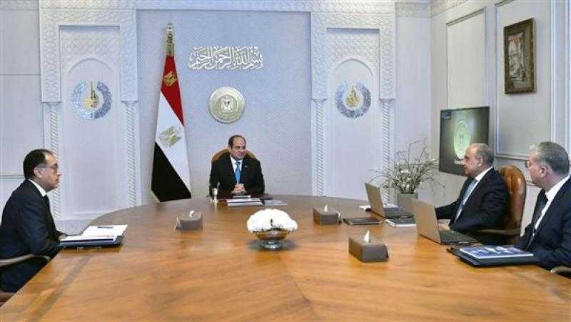 الرئيس السيسي يجتمع مع رئيس الوزراء ووزيري الكهرباء والبترول